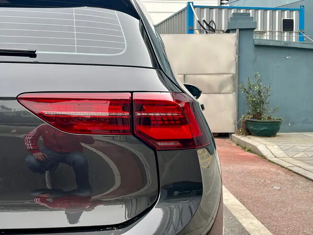 VOLKSWAGEN GOLF 2023