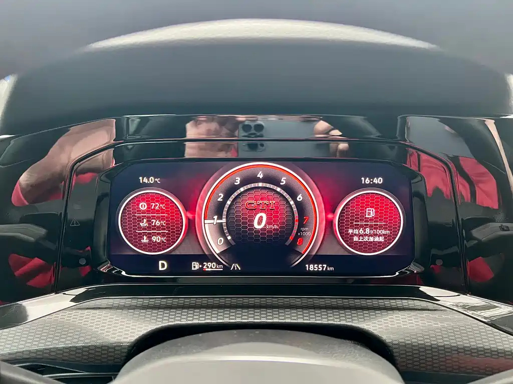 VOLKSWAGEN GOLF 2023