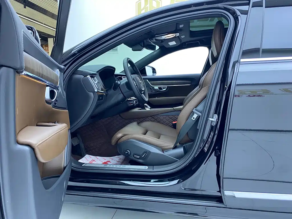 VOLVO S90 2023