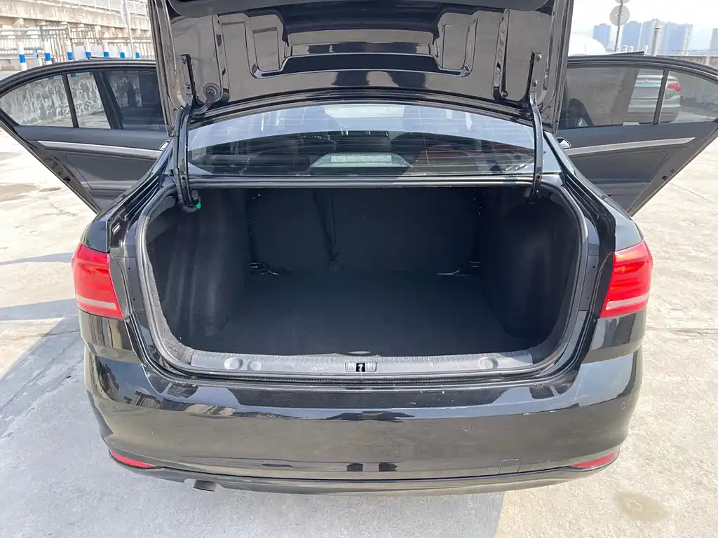 VOLKSWAGEN LAVIDA 2015