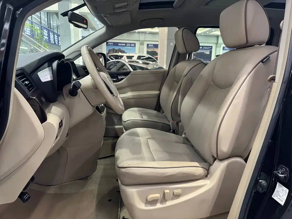 NISSAN QUEST 2017