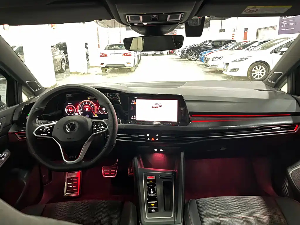 VOLKSWAGEN GOLF 2023