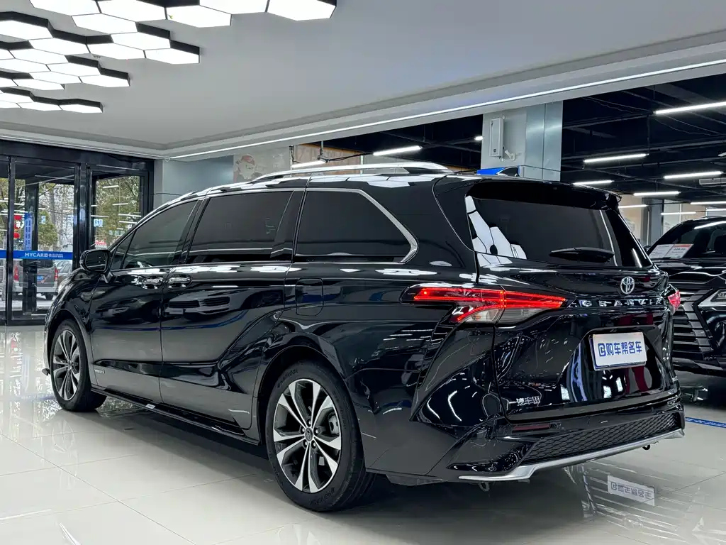 TOYOTA GRANVIA 2023