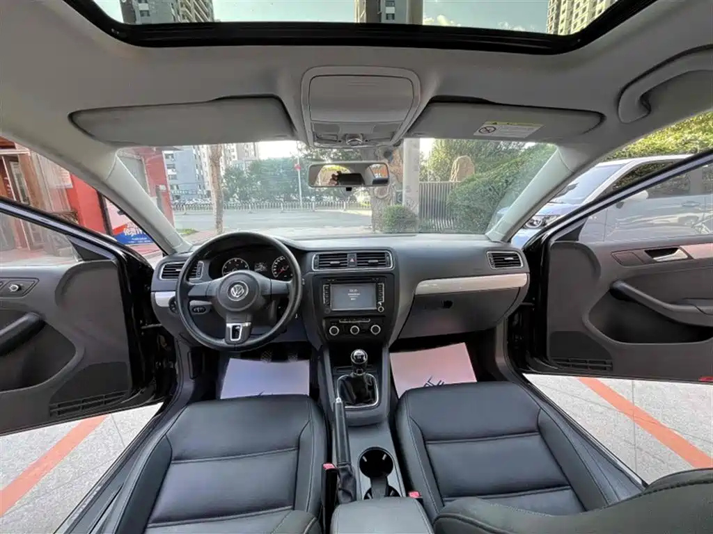 VOLKSWAGEN SAGITAR 2014