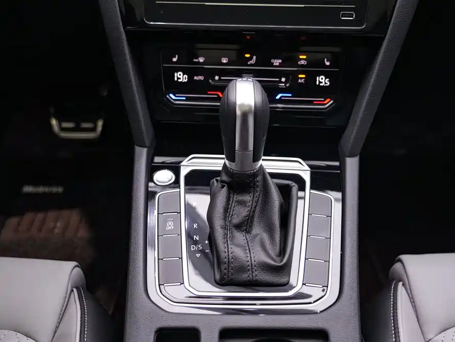VOLKSWAGEN MAGOTAN 2023