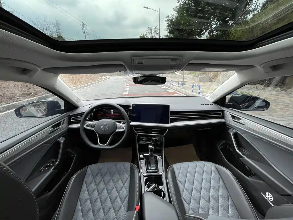 VOLKSWAGEN SAGITAR 2022