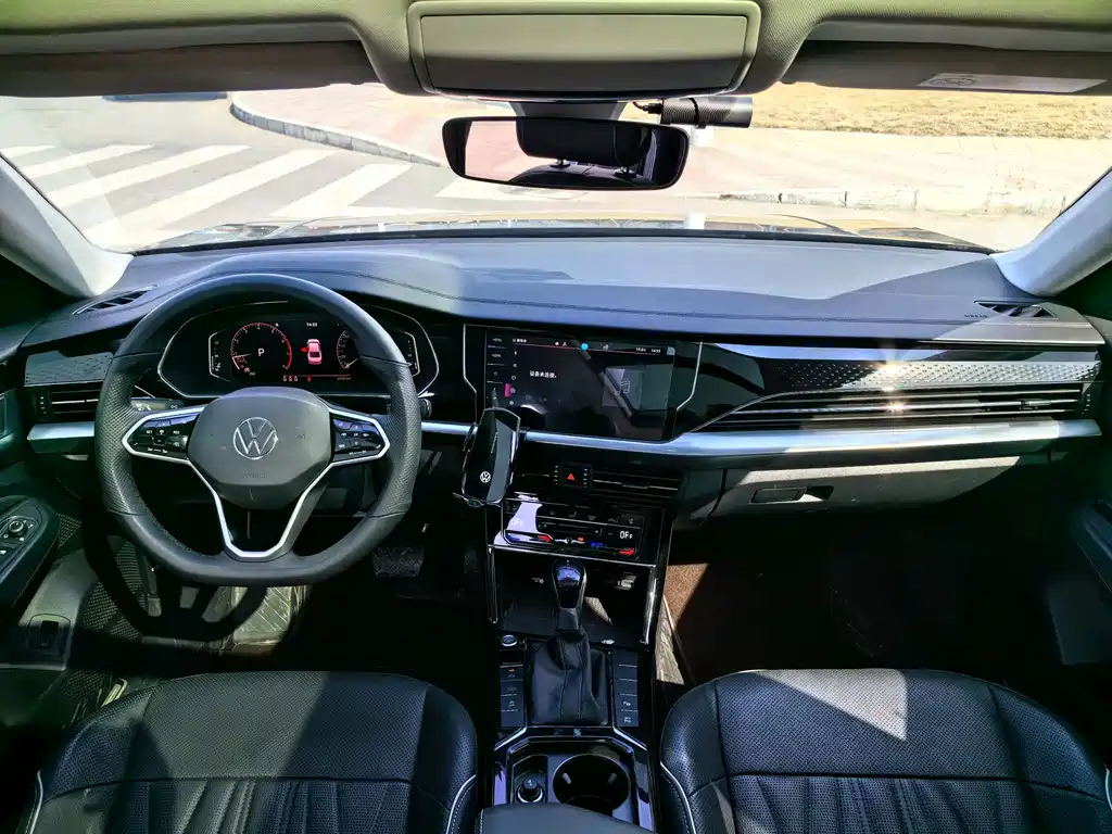VOLKSWAGEN PASSAT 2023