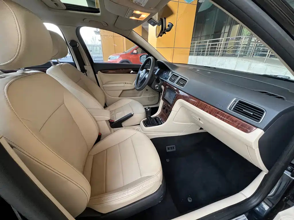 VOLKSWAGEN LAVIDA 2014