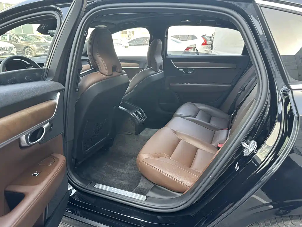 VOLVO S90 2023