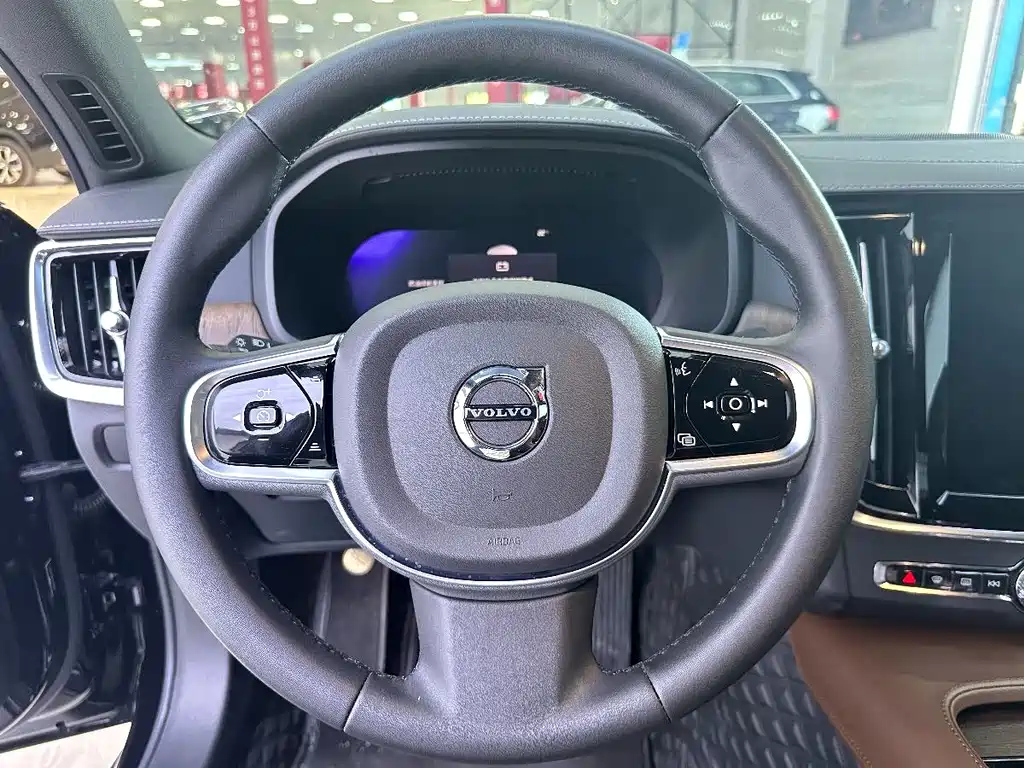 VOLVO S90 2023