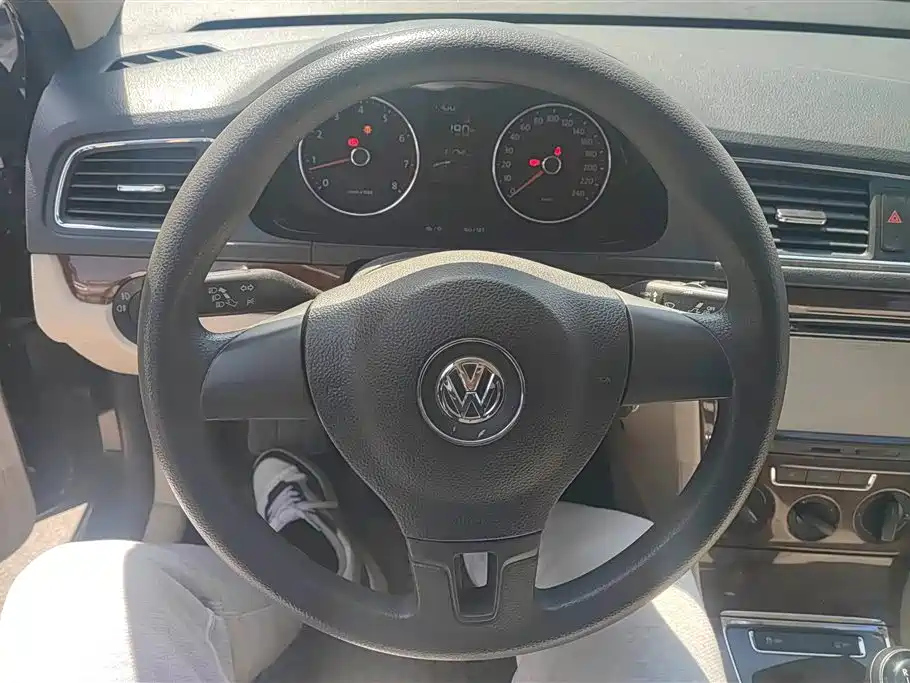 VOLKSWAGEN LAVIDA 2014