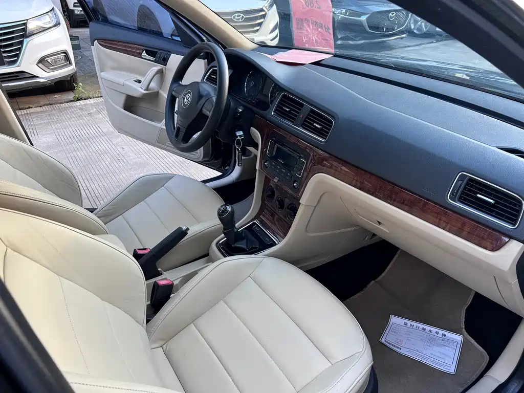 VOLKSWAGEN LAVIDA 2012