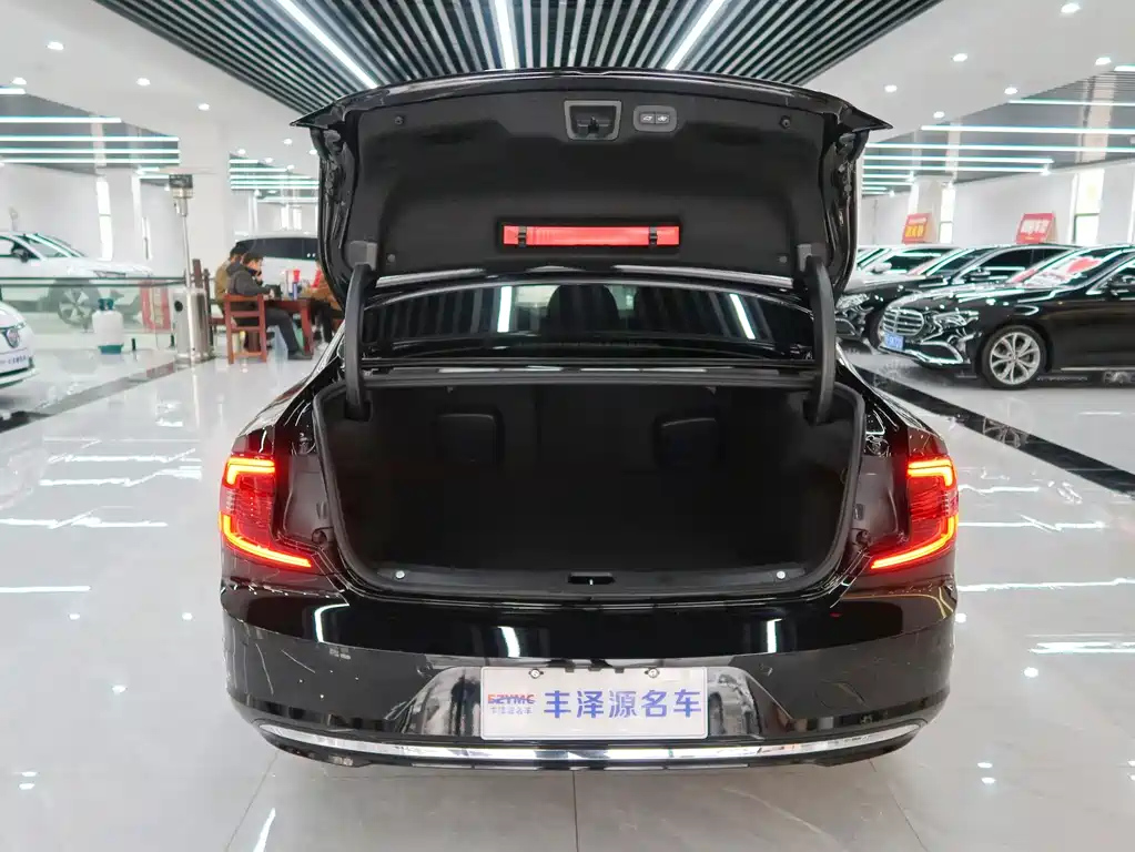 VOLVO S90 2023