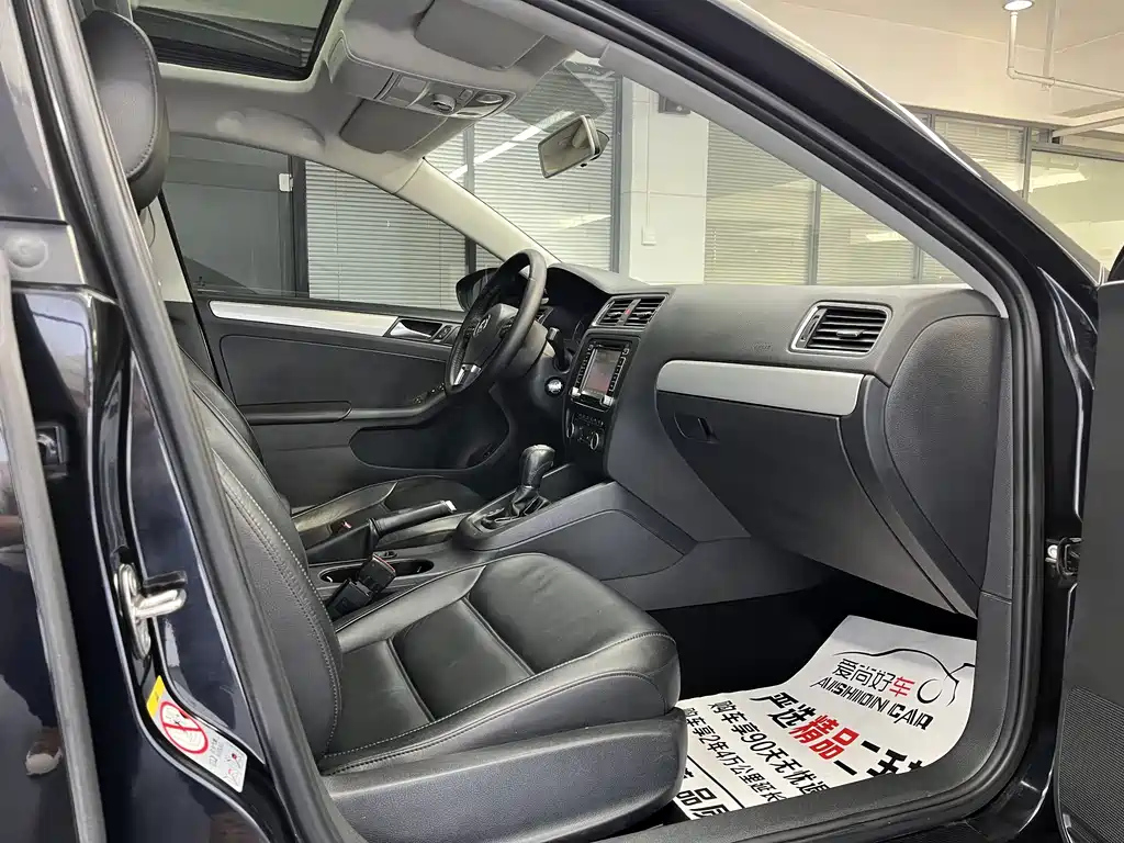 VOLKSWAGEN SAGITAR 2012