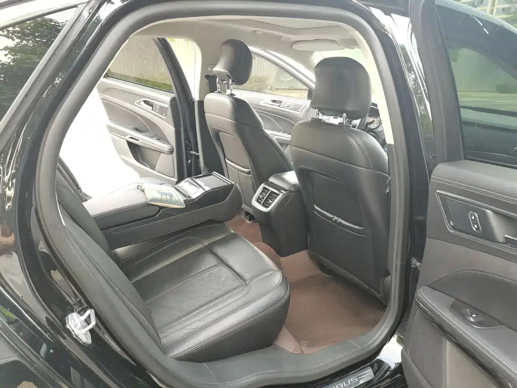 FORD TAURUS 2020