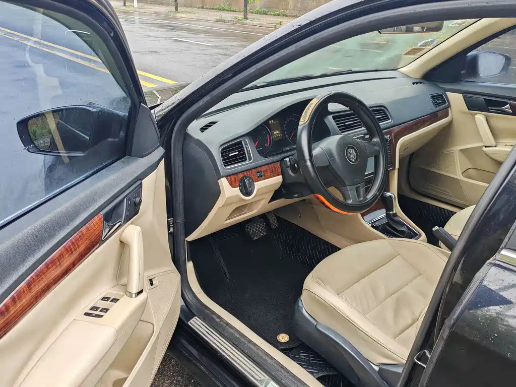 VOLKSWAGEN LAVIDA 2015