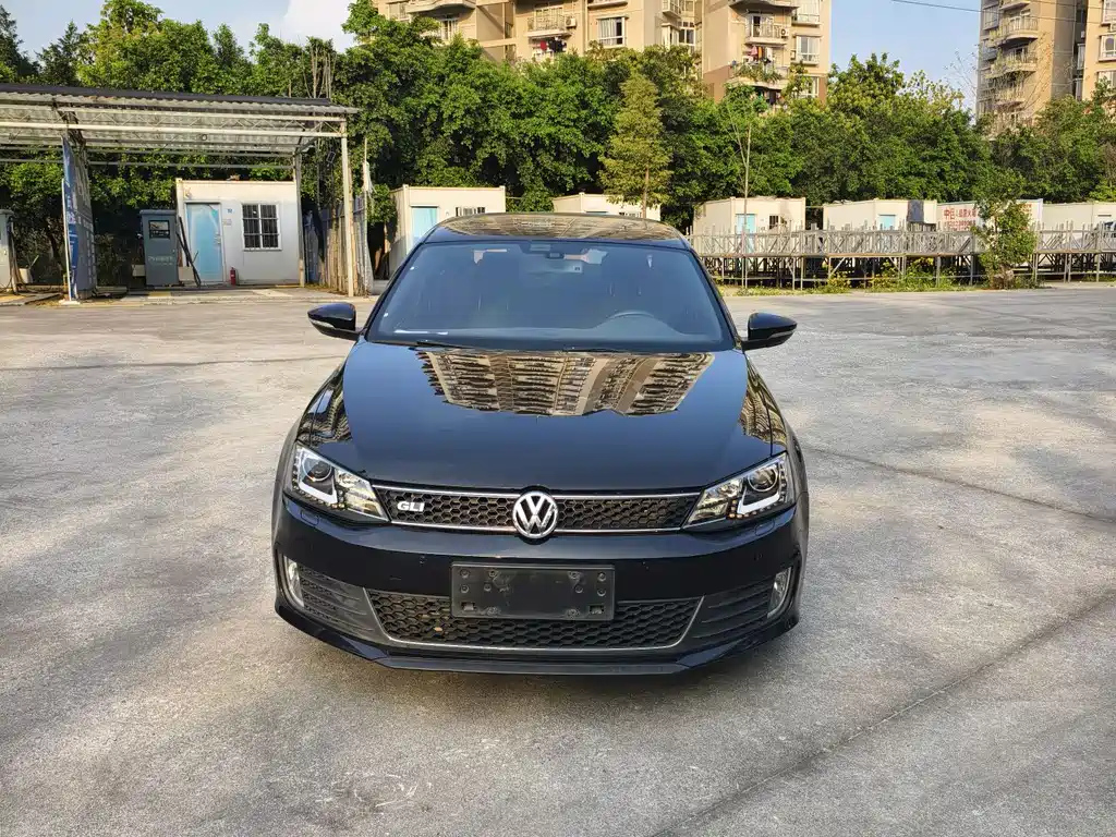 VOLKSWAGEN SAGITAR 2014