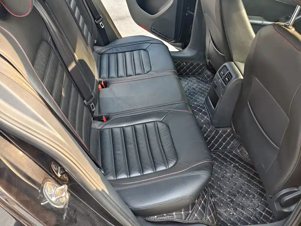 VOLKSWAGEN SAGITAR 2014