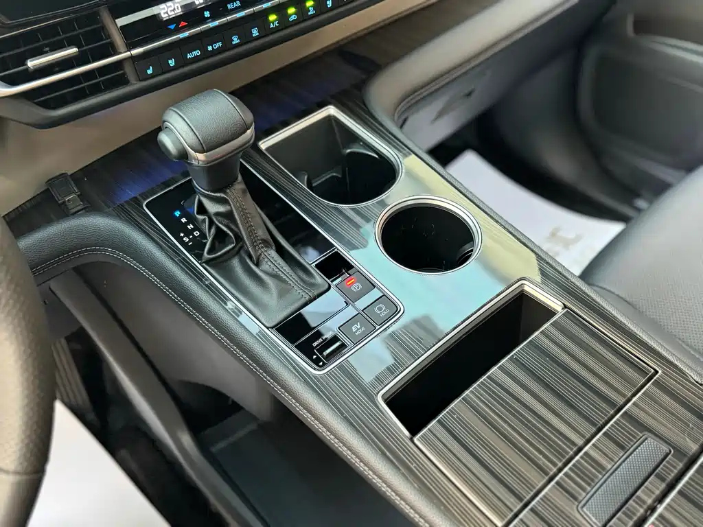TOYOTA GRANVIA 2023