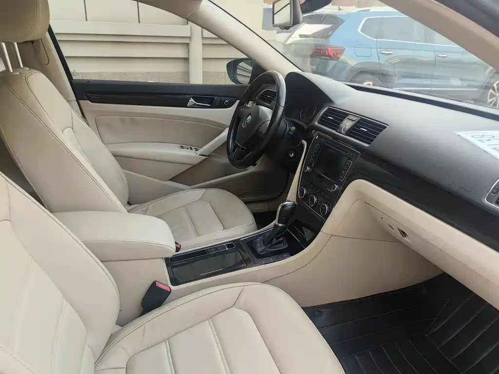VOLKSWAGEN PASSAT 2013