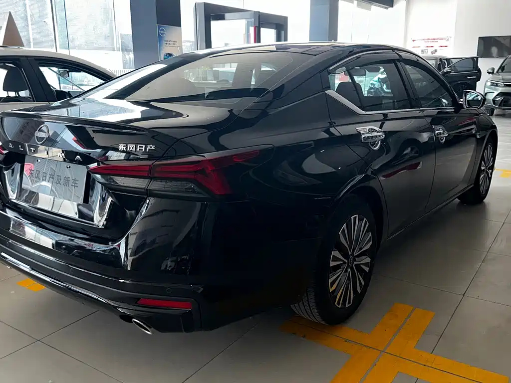 NISSAN TEANA 2023