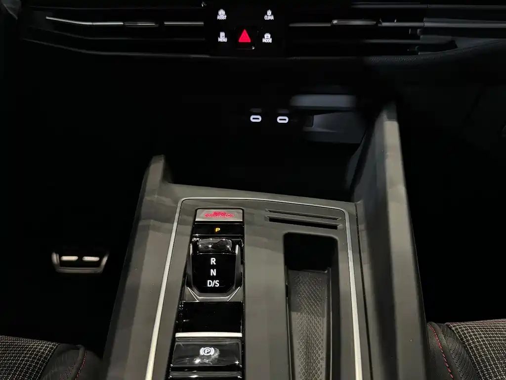 VOLKSWAGEN GOLF 2024