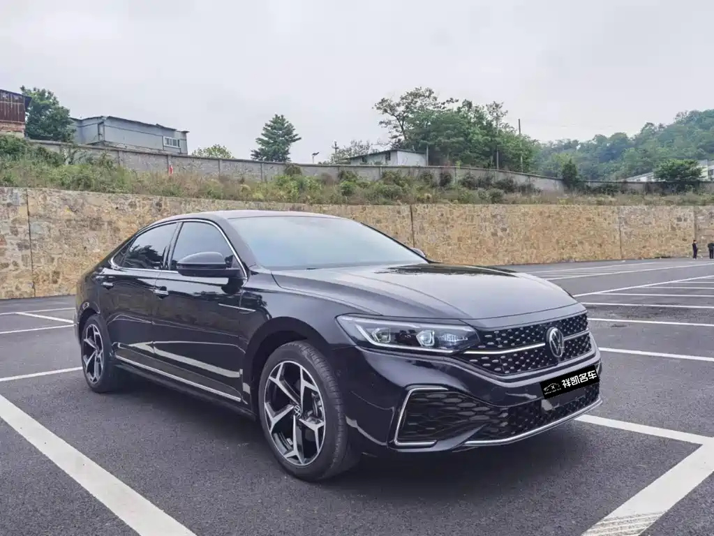 VOLKSWAGEN PASSAT 2023