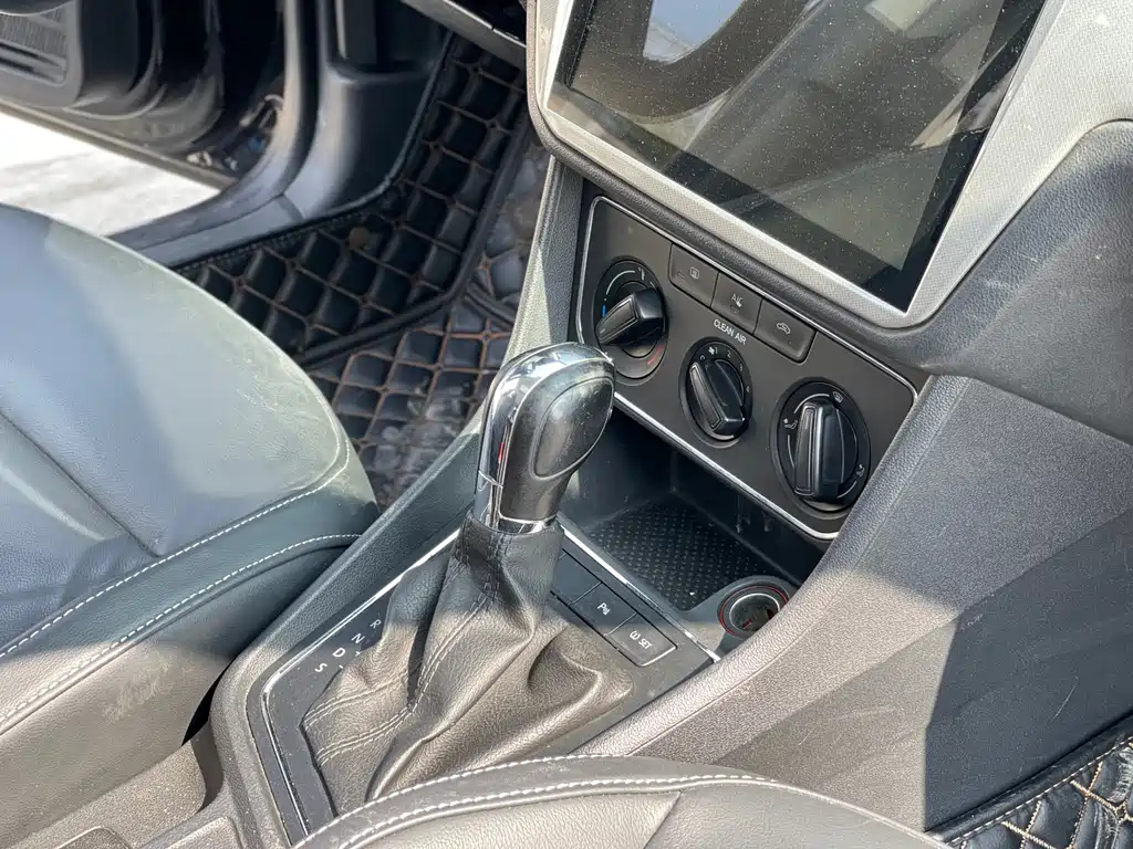 VOLKSWAGEN LAVIDA 2015