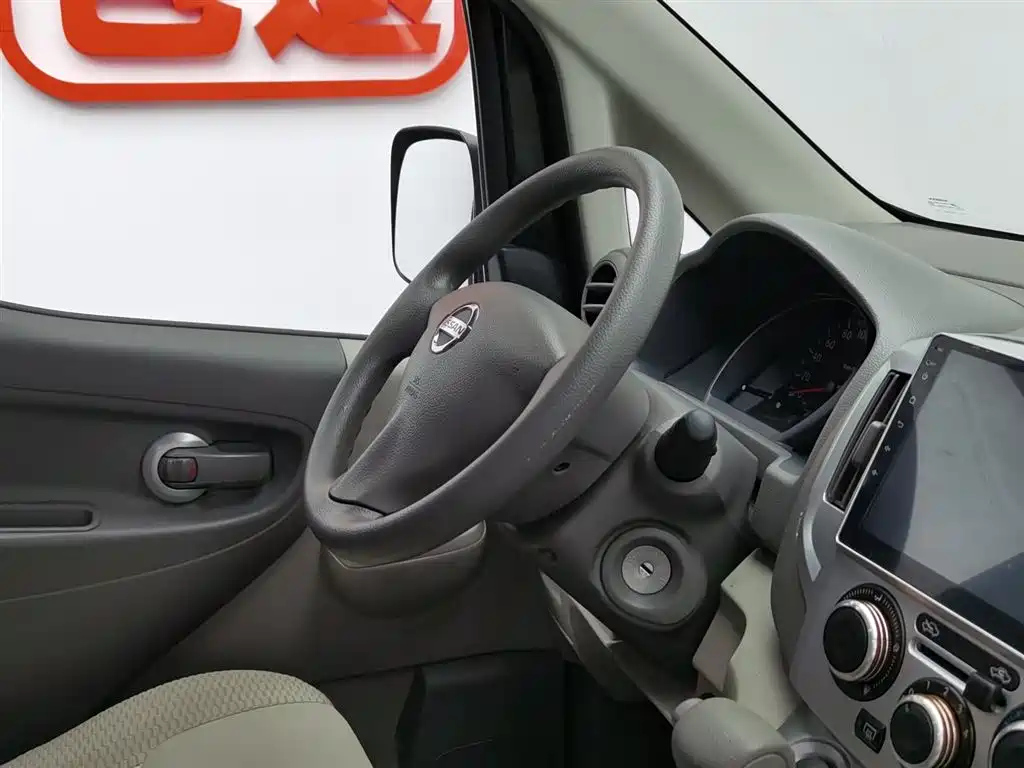 NISSAN NV200 2017