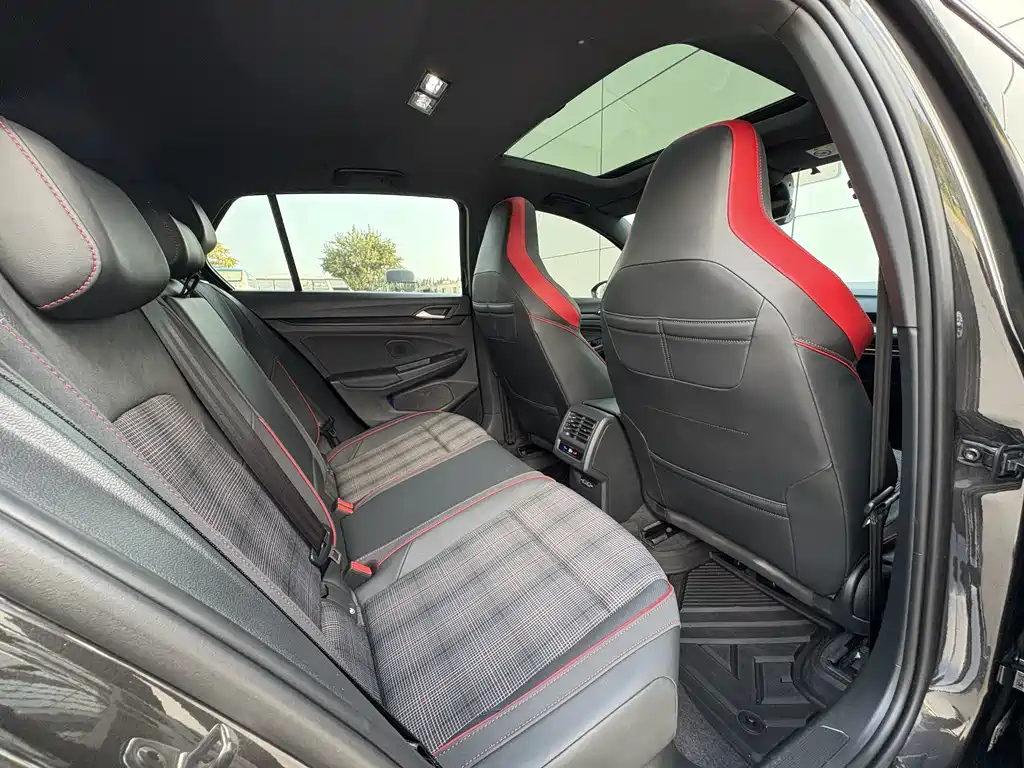 VOLKSWAGEN GOLF GTI 2023