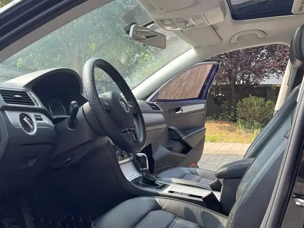 VOLKSWAGEN PASSAT 2012