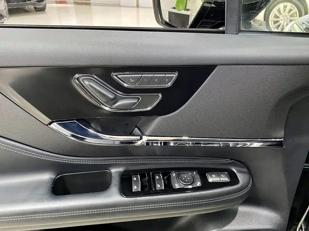 LINCOLN ADVENTURER 2022