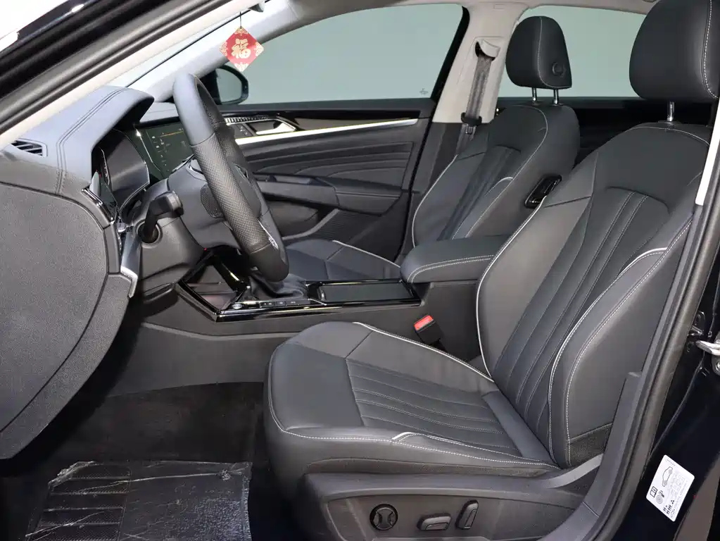 VOLKSWAGEN PASSAT 2024