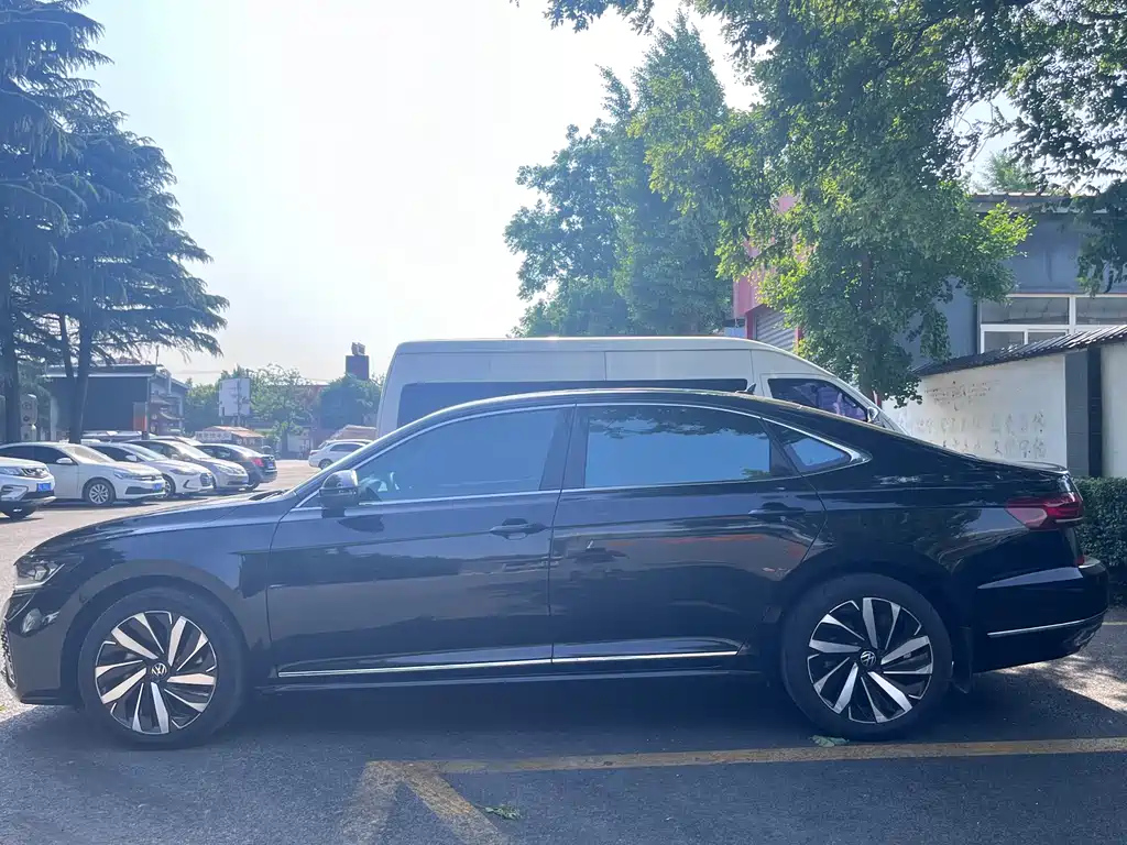 VOLKSWAGEN PASSAT 2023