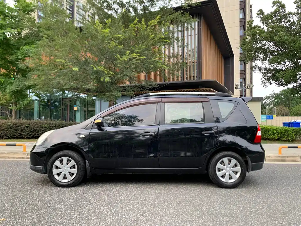 NISSAN LIVINA 2010