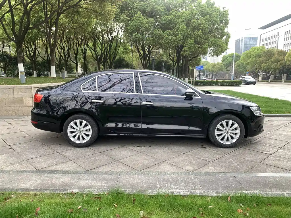 VOLKSWAGEN SAGITAR 2015