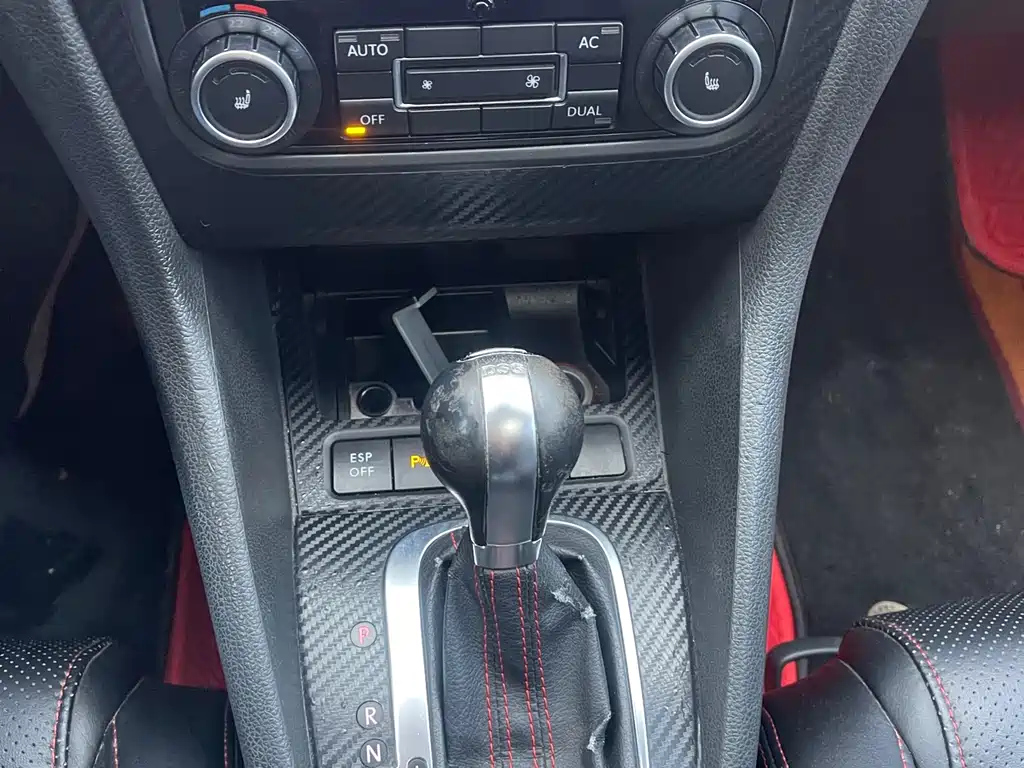 VOLKSWAGEN GOLF 2010