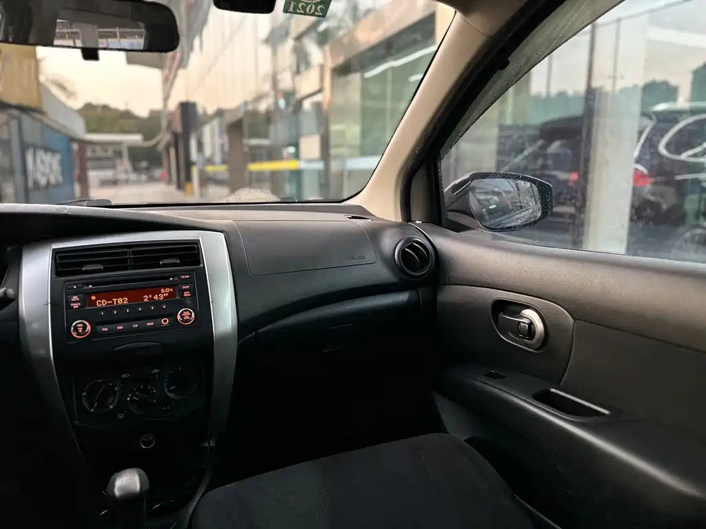 NISSAN LIVINA 2015