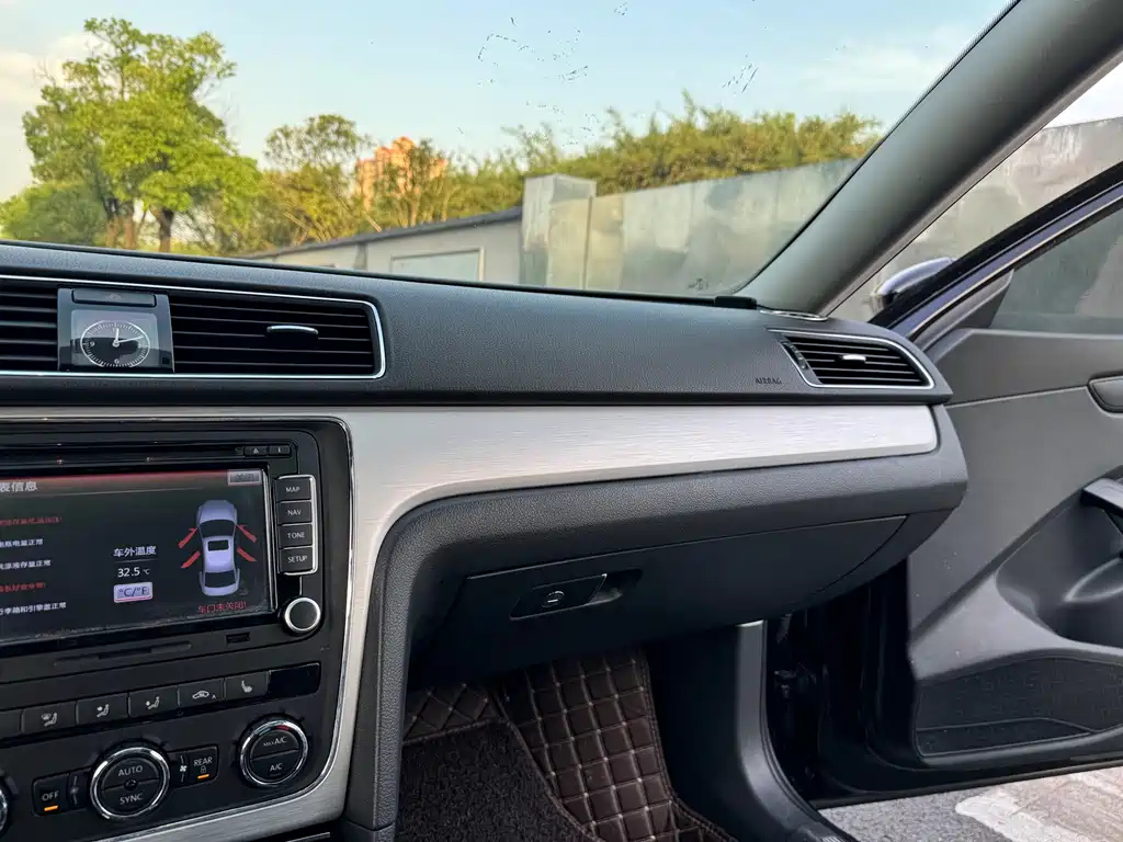 VOLKSWAGEN PASSAT 2014
