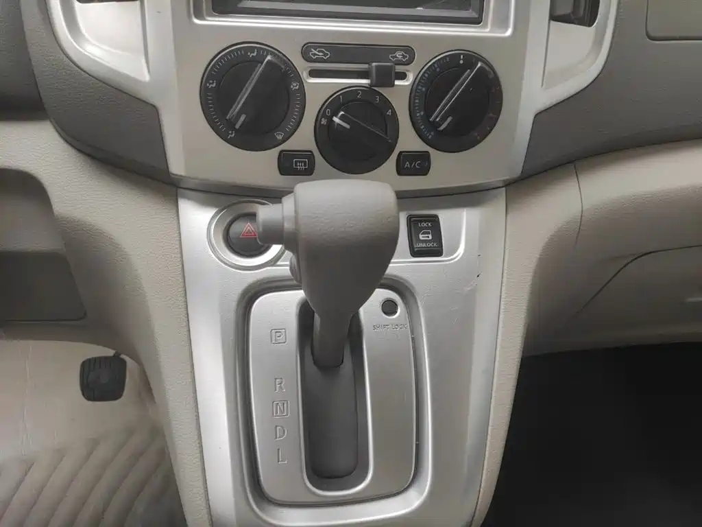 NISSAN NV200 2019