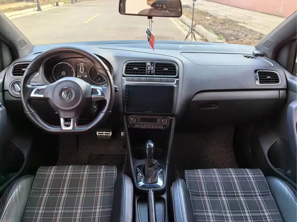 VOLKSWAGEN POLO 2015