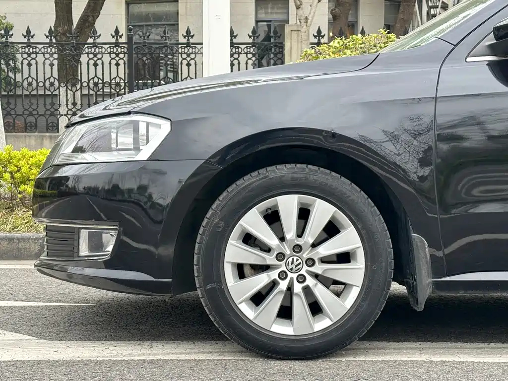 VOLKSWAGEN LAVIDA 2015