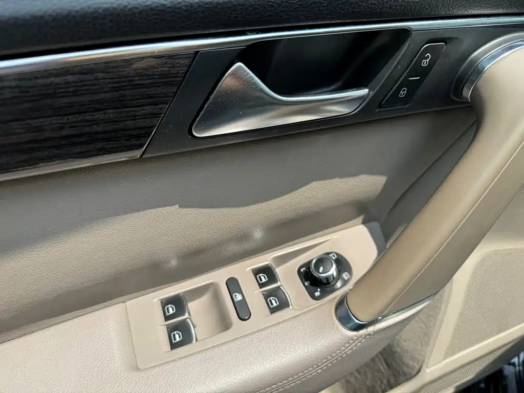 VOLKSWAGEN MAGOTAN 2012