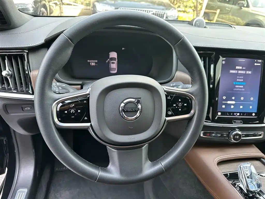 VOLVO S90 2023