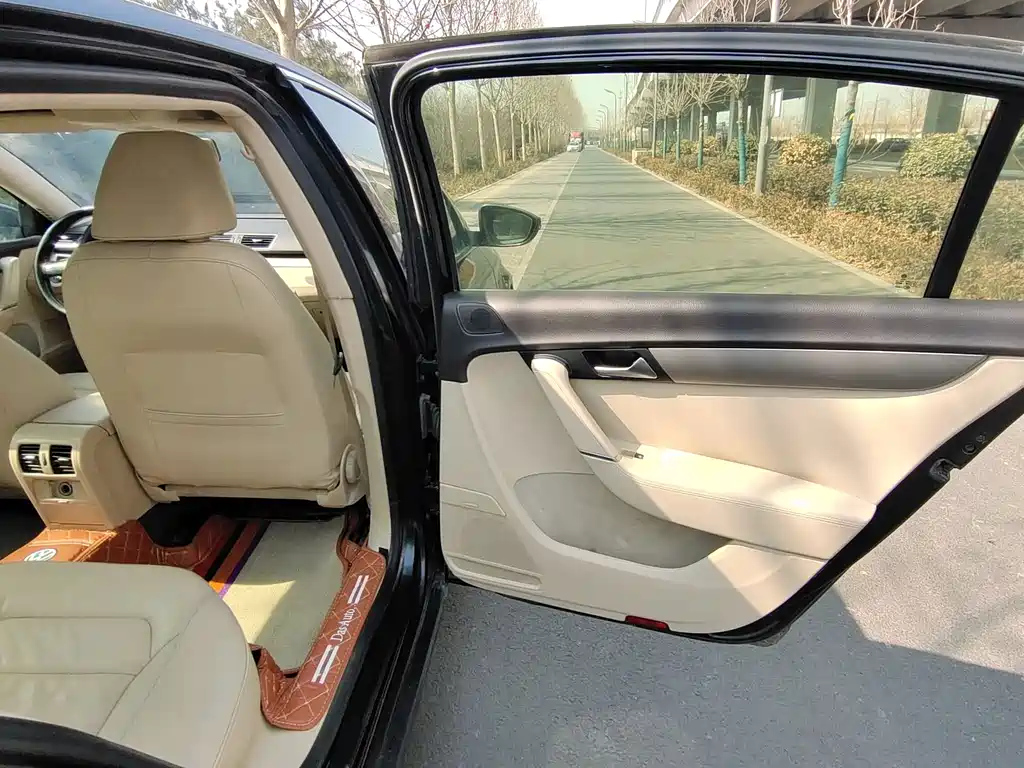 VOLKSWAGEN MAGOTAN 2012