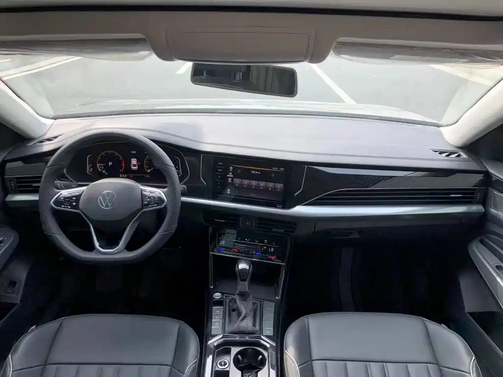 VOLKSWAGEN PASSAT 2023