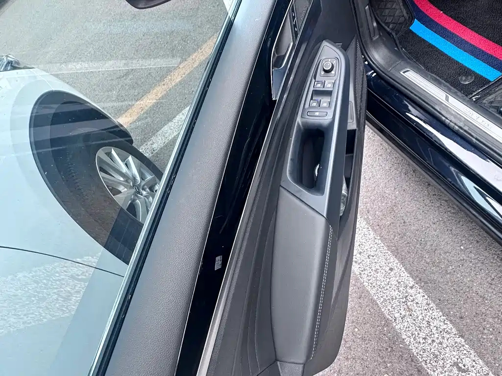 VOLKSWAGEN PASSAT 2023