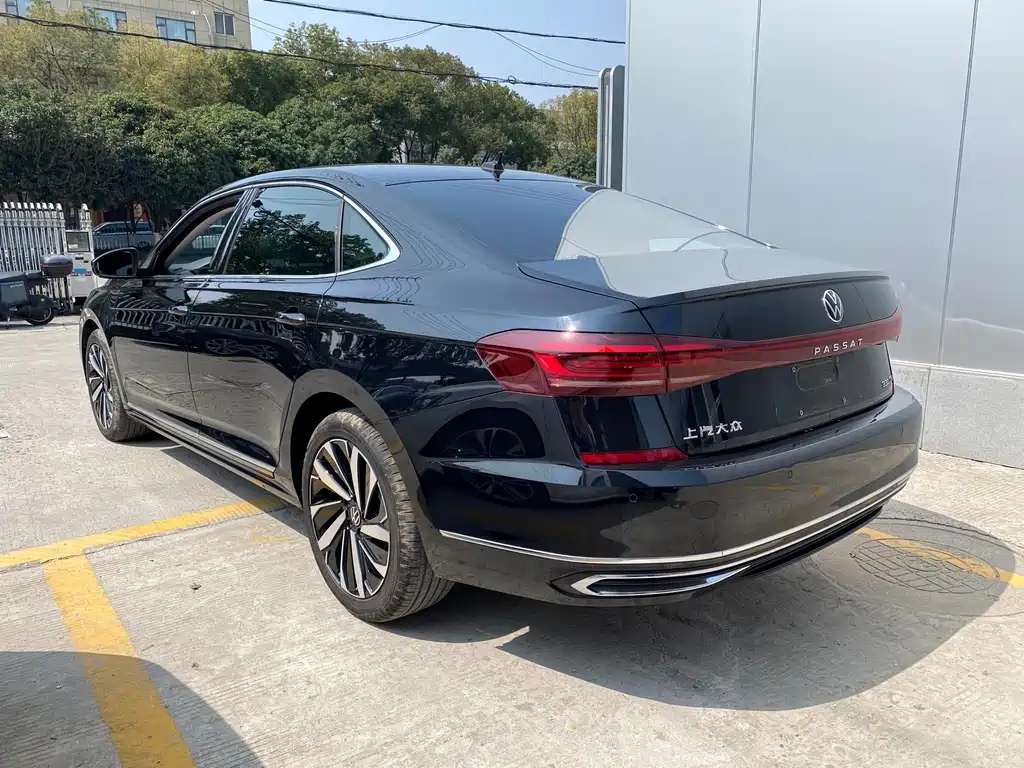 VOLKSWAGEN PASSAT 2023