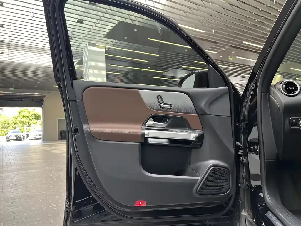 MERCEDES BENZ GLB 2023