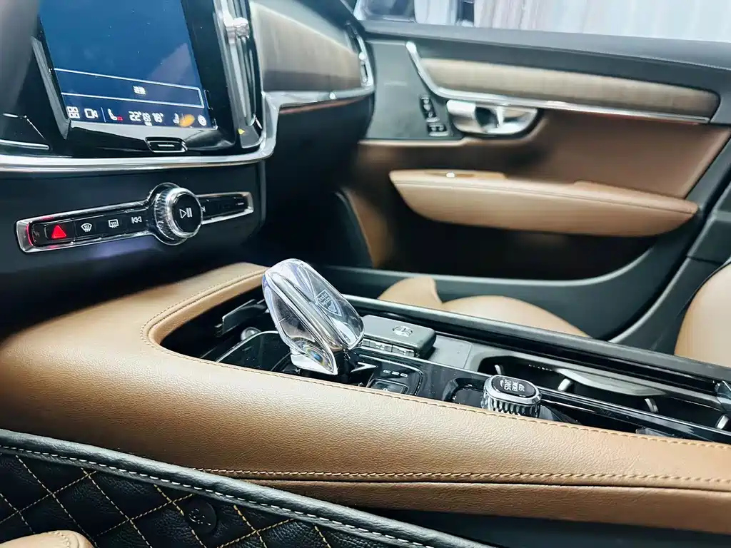 VOLVO S90 2023